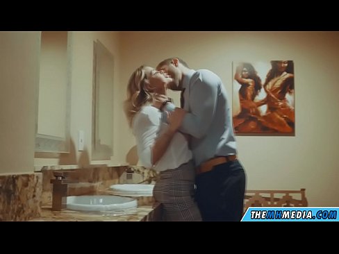 ❤️ Når en barmfagre blondine forfører dig på et offentligt toilet Kvalitets sex at da.serviporno.ru ❌️